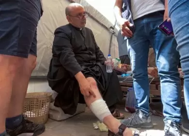 El cura argentino Gabriel Romanelli fue herido en un bombardeo israelí