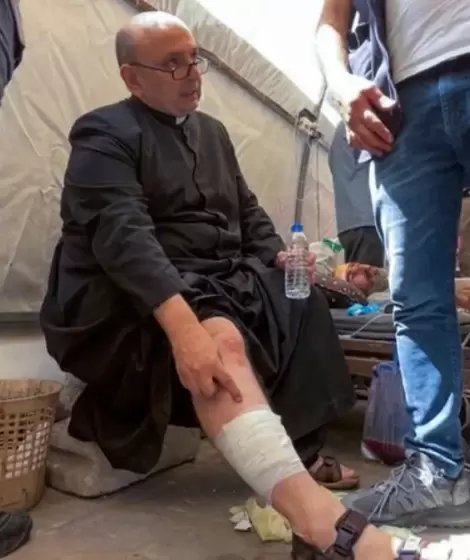 El cura argentino Gabriel Romanelli fue herido en un bombardeo israelí