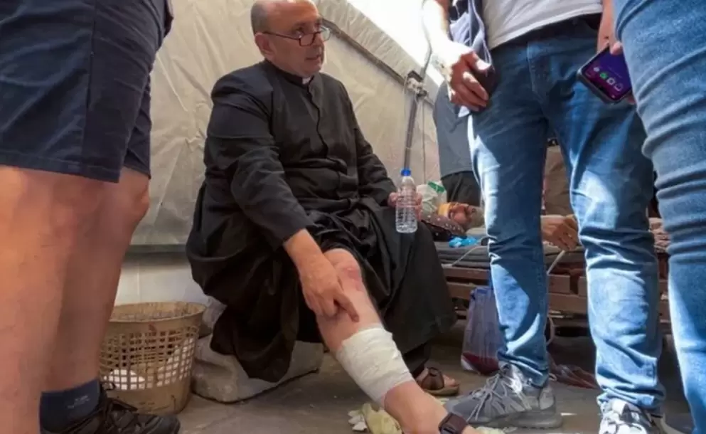 "Fue un impacto directo": la palabra del padre Romanelli tras ser herido en un ataque a la Iglesia de la Sagrada Familia en Gaza