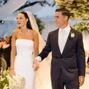 Oriana Sabatini y Paulo Dybala sorprendieron a todos entre rosas, fotos y un regalo inesperado