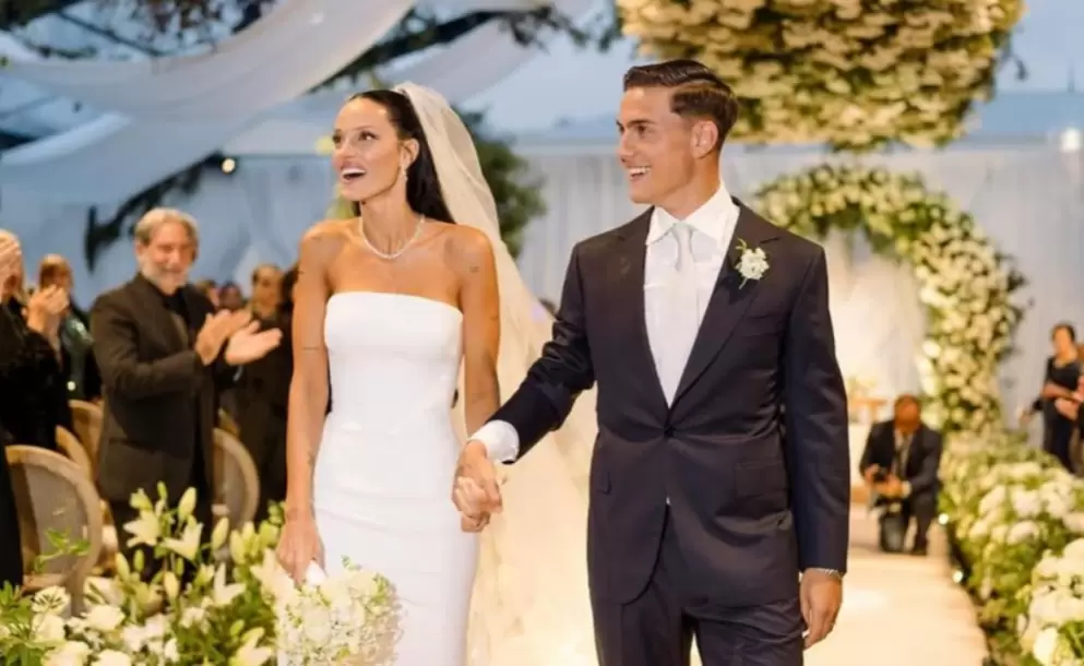 Oriana Sabatini y Paulo Dybala sorprendieron a todos entre rosas, fotos y un regalo inesperado