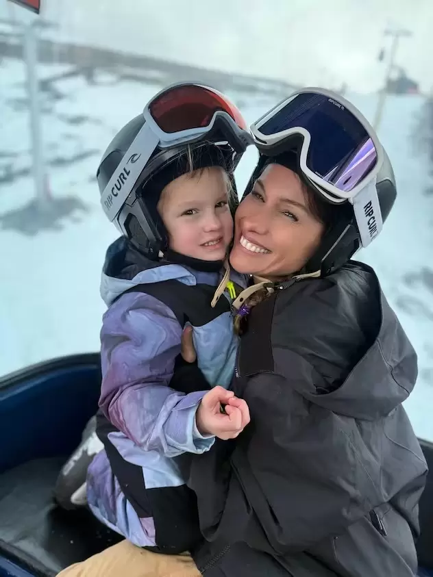 Pampita fue a esquiar al Cerro Bayo junto a sus hijos