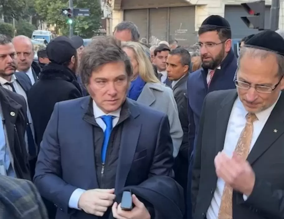 Milei dejó la campera de cuero por un look más arreglado