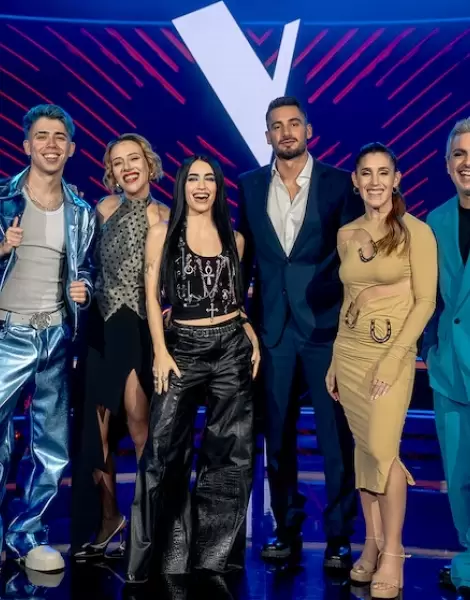 Los jurados de La Voz 2025 y Nico Occhiato en medio de ellos
