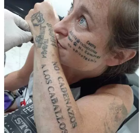 Prais tiene tatuada su cara con consignas de protección animal