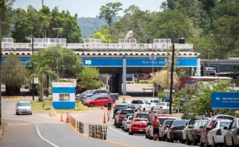 Quejas por las fuertes demoras para ingresar a la Argentina desde Puerto Iguazú