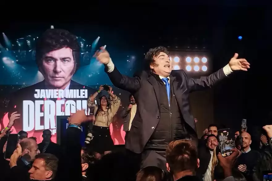 Javier Milei en andas entre los espectadores de "La Derecha Fest".