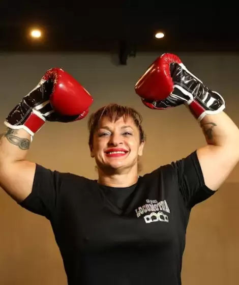 Alejandra "Locomotora" Oliveras no baja los brazos.