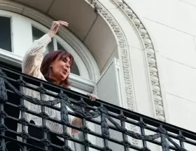 Cristina Kirchner saliendo a saludar a la militancia desde el balcón de su casa