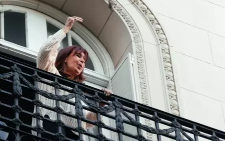 Cristina Kirchner saliendo a saludar a la militancia desde el balcón de su casa