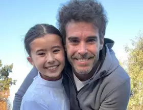 Nicolás Cabré junto a su hija, Rufina