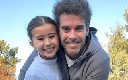 Nicolás Cabré junto a su hija, Rufina