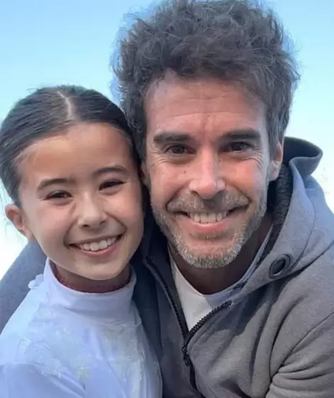 Nicolás Cabré junto a su hija, Rufina