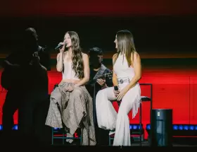 Yami Safdie y Soledad Pastorutti en plena interpretación de "Alma, corazón y vida".
