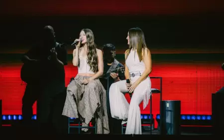 Yami Safdie y Soledad Pastorutti en plena interpretación de "Alma, corazón y vida".