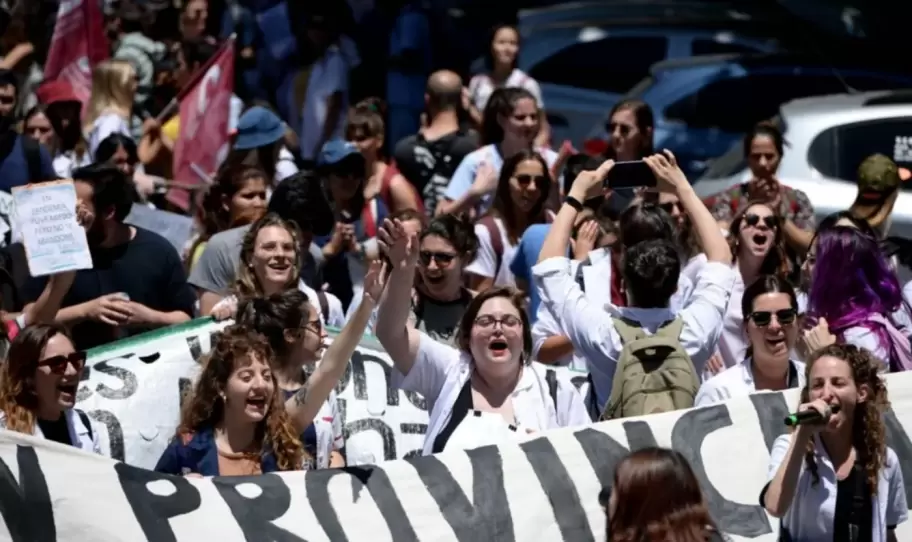 Mdicos residentes estn en lucha tras la desfinanciacin del gobierno de Milei