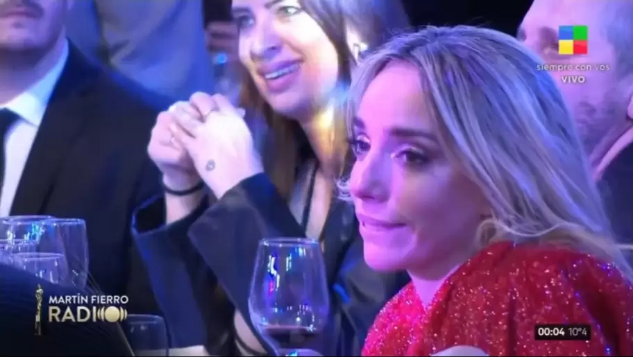 Tamara Pettinato y su gesto de cansancio ante las palabras de Cristina Prez, mejor conduccin femenina de los Martn Fierro de radio 2025.