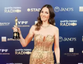 Cristina Pérez con su Martín Fierro 2025 a mejor conducción femenina en radio.