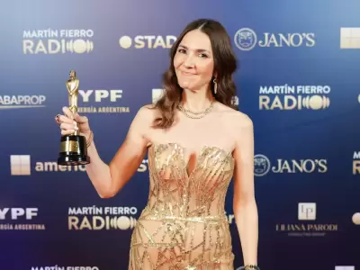 Cristina Pérez con su Martín Fierro 2025 a mejor conducción femenina en radio.
