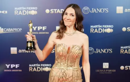 Cristina Pérez con su Martín Fierro 2025 a mejor conducción femenina en radio.