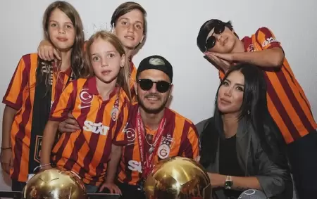 Mauro Icardi y Wanda Nara junto a sus hijos