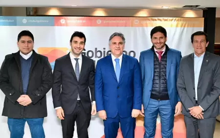 Martn Llaryora (Crdoba), Maximiliano Pullaro (Santa Fe), Carlos Sadir (Jujuy), Ignacio Torres (Chubut) y Claudio Vidal (Santa Cruz)