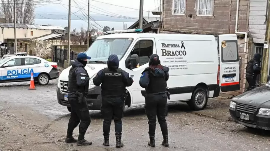Un polica mat a su pareja de 22 aos con el arma reglamentaria