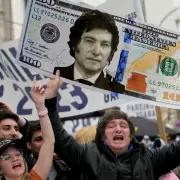 Dlar sin freno: el oficial subi $45, roza su techo y Milei acusa a los bancos de desatar la corrida