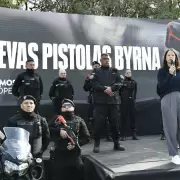 Soledad Martnez anunci la incorporacin de las nuevas armas de municin no letal para la patrulla de Vicente Lpez