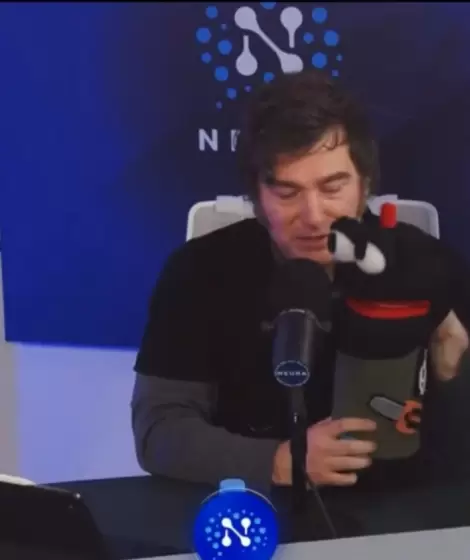 Milei y su mueco "Termn"