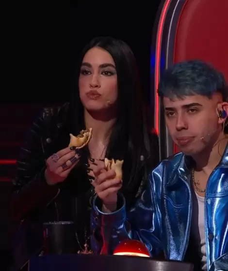 Lali Espsito y Luck Ra disfrutando las empanadas de Violeta