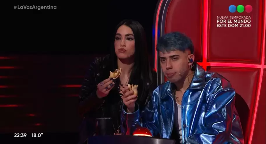 Lali Espsito y Luck Ra disfrutando las empanadas de Violeta