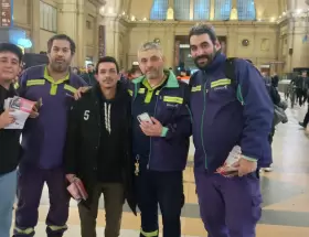 Federico Meza rodeado de la solidaridad de los trabajadores del subte tras su liberación.