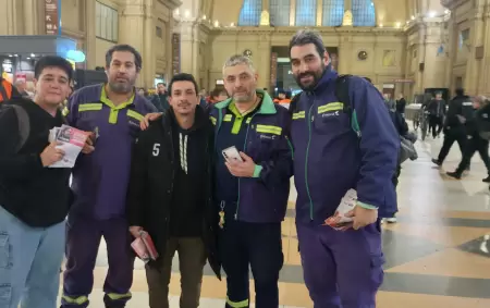 Federico Meza rodeado de la solidaridad de los trabajadores del subte tras su liberación.