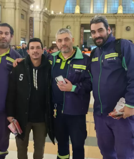 Federico Meza rodeado de la solidaridad de los trabajadores del subte tras su liberación.