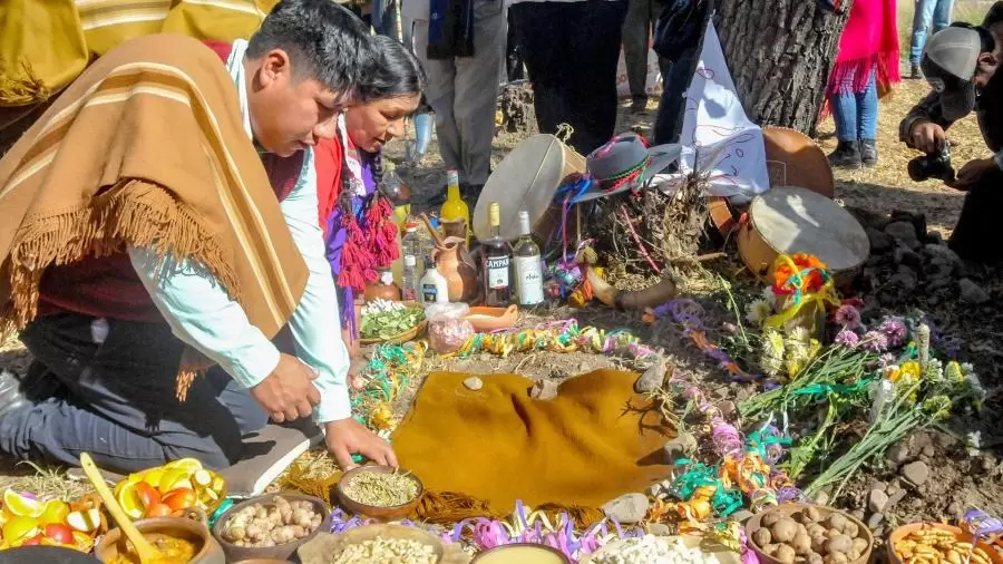 El da de la Pachamama, los pueblos originarios realizaban ofrendas para pedir proteccin y renovar la energa vital
