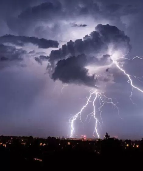Fuerte operativo de Bomberos y el SAME en el microcentro tras la supuesta cada de un rayo