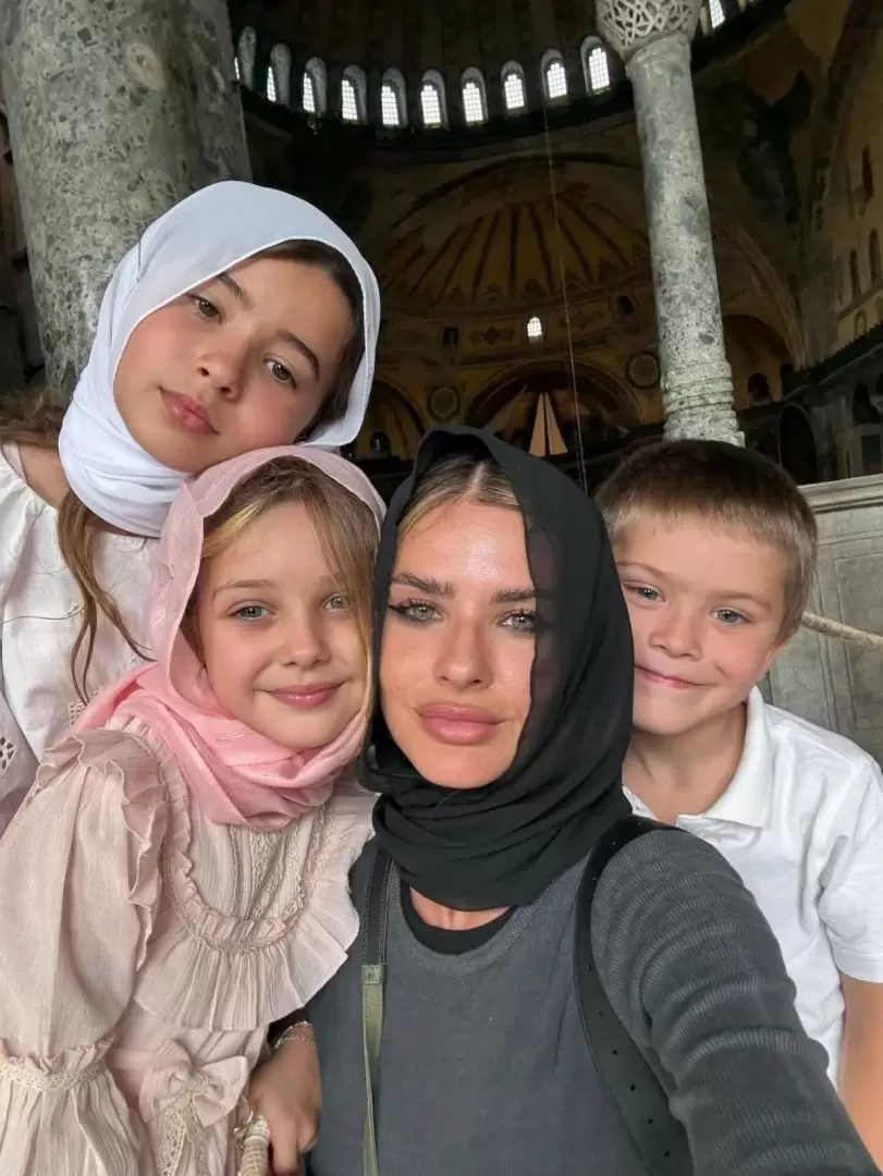 La China Surez presume su estada en Turqua con sus tres hijos