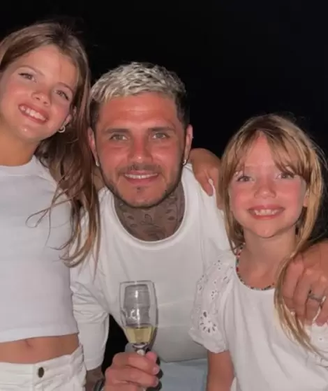 Mauro Icardi junto a Francesca e Isabella