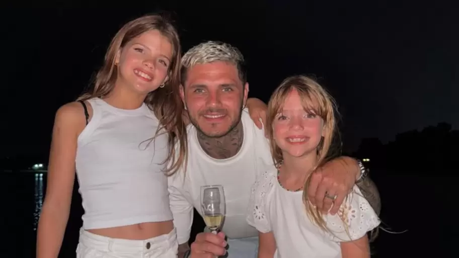 Mauro Icardi junto a Francesca e Isabella
