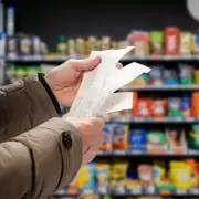 Aumentos en las góndola: el salto del dólar reavivó la inflación, las empresas remarcan precios y Milei salió a responder con ironía