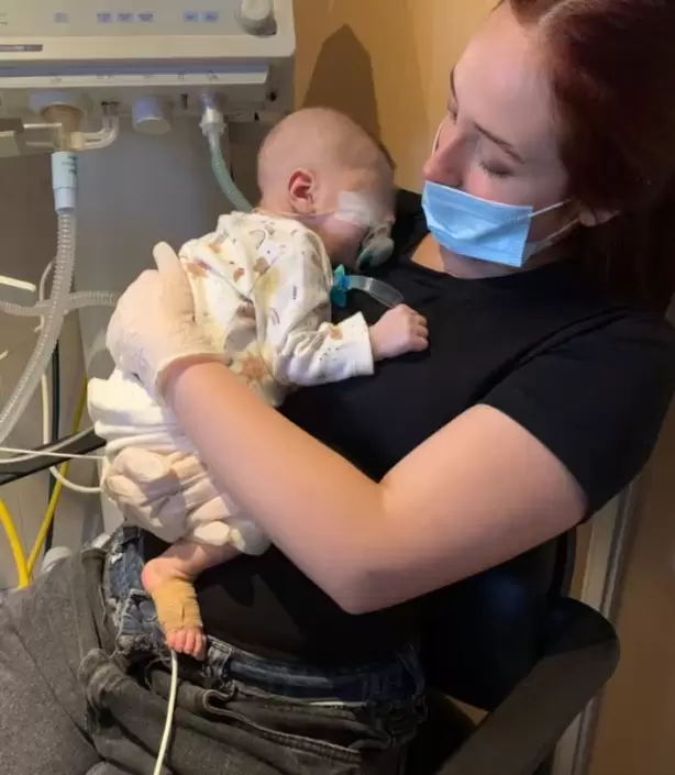 Naci sano y termin peleando por su vida en terapia intensiva