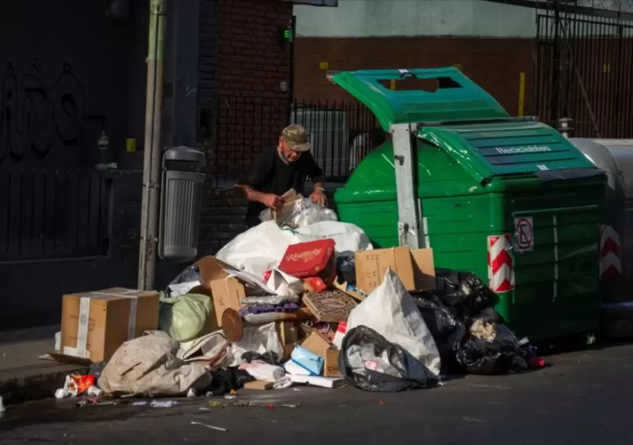 El gobierno porteo aplicar multas de hasta $900 mil a quienes revuelvan la basura