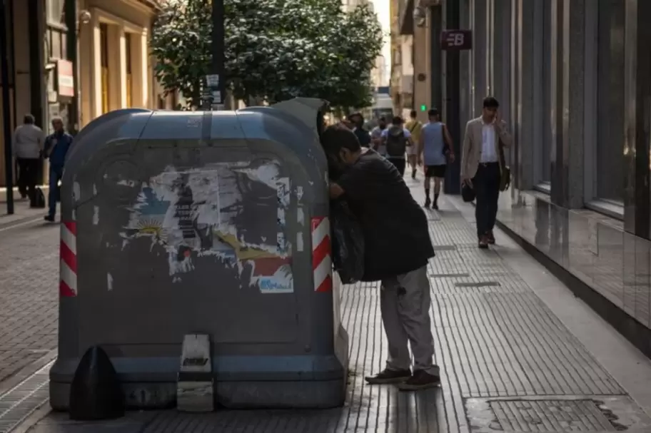 El gobierno porteo aplicar multas de hasta $900 mil a quienes revuelvan la basura