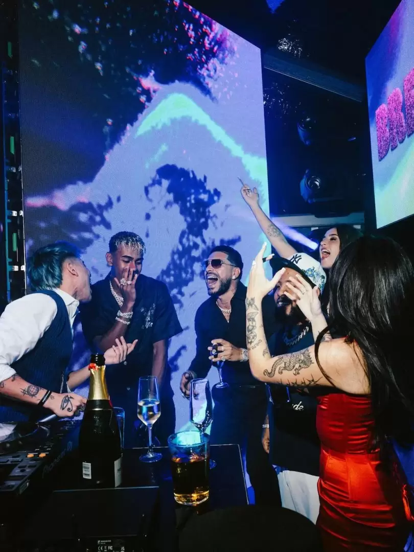 Una noche a puro coqueteo (y un beso incluido)