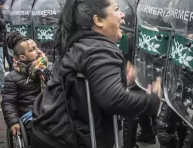 La Gendarmería avanzó sobre personas con muletas y sillas de ruedas.