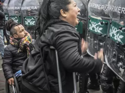 La Gendarmera avanz sobre personas con muletas y sillas de ruedas.