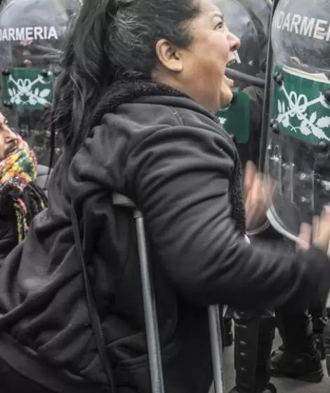 La Gendarmera avanz sobre personas con muletas y sillas de ruedas.