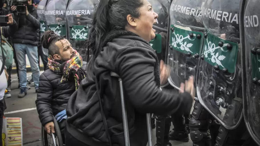 La Gendarmería avanzó sobre personas con muletas y sillas de ruedas.