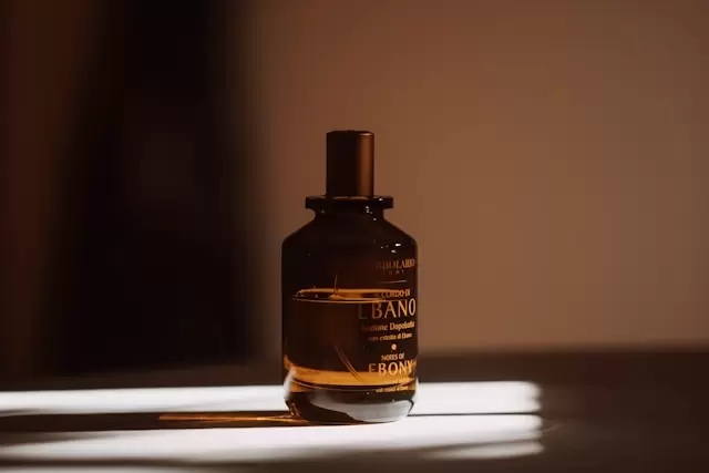 Fragancias sofisticadas con notas especiadas y orientales, una tendencia que crece en el mercado chileno.